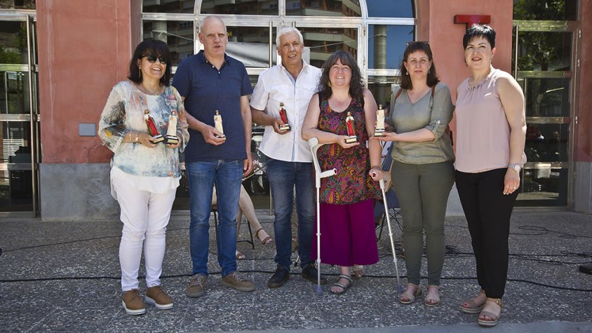 Els familiars de Francesc i Ignasi Camps i Josep Serra amb la directora del setmanari