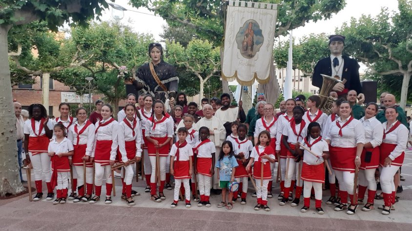 Foto de família en la cloenda de l'actuació del Ball de Bastonets a la plaça del Carme