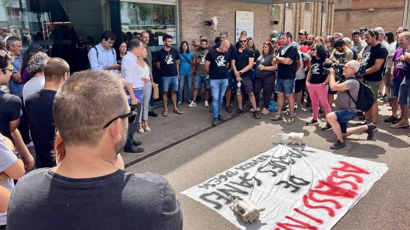 Quan ha acabat la reunió, Ordeig ha sortit a parlar amb els pagesos i ramaders del Gremi