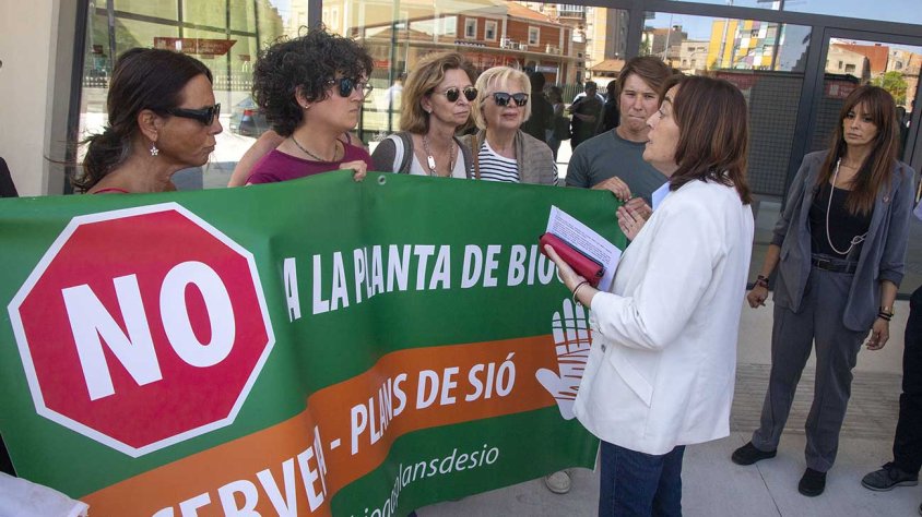 La consellera Sílvia Paneque va atendre un grup de manifestants contra les plantes de biogàs