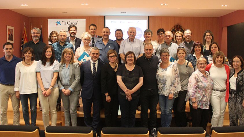 Fotografia de família de la signatura de l'acord amb les entitats targarines que participen en el programa