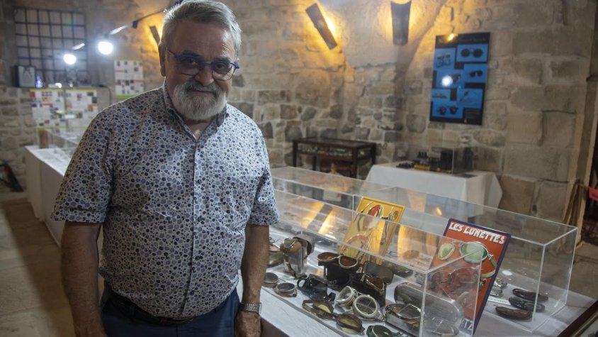 El col·leccionista F. Xavier Motlló, al costat de diverses ulleres de motorista