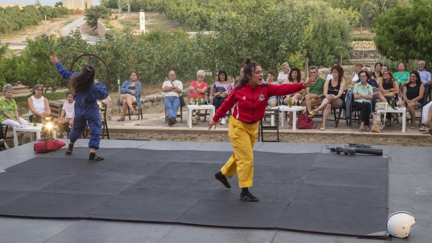 La companyia Bragacadavra va oferir l’espectacle ‘Caiguda lliure per a persones amb vertigen’