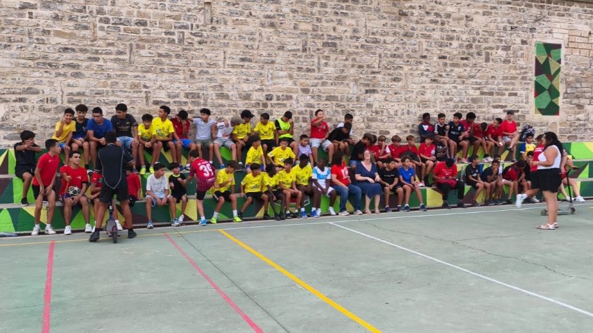 L'alcaldessa i la regidora d'Educació en la visita als Patis Oberts a l'escola Jacint Verdaguer