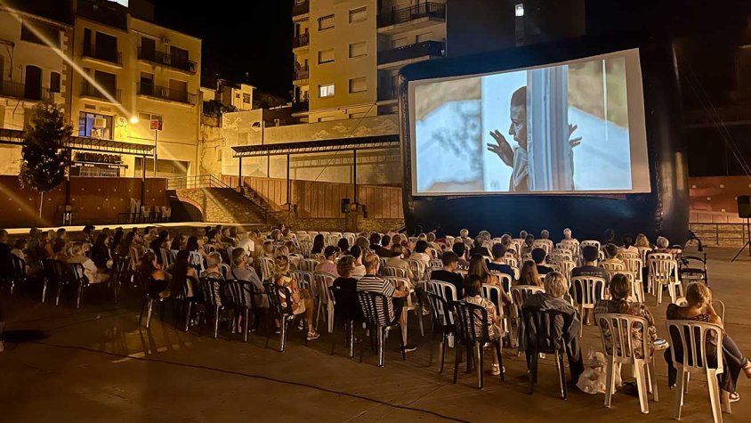 Projecció de la pel·lícula 'Casa en flames' a la plaça de les Nacions sense Estat