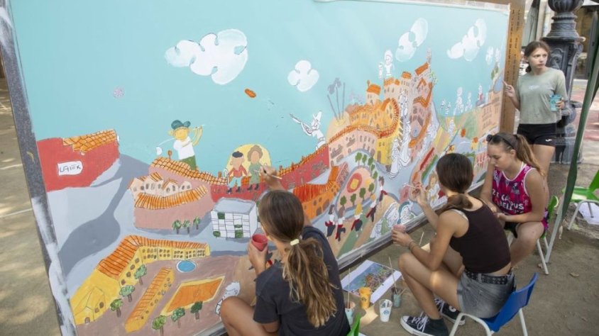 El mural s’ha instal·lat a la plaça 1 d’Octubre i representa la cultura i el teixit associatiu de Bellpuig