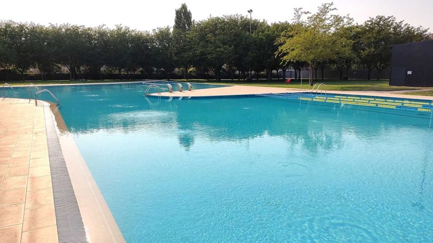 Piscines d'estiu de Tàrrega avui dissabte, durant les tasques de cloració