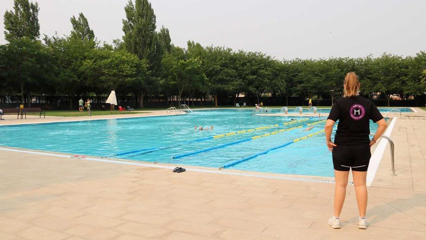 Una vigilant de segureta a les piscines municipals de Tàrrega