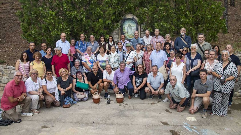 Foto de grup davant la majòlica dedicada a Sant Magí