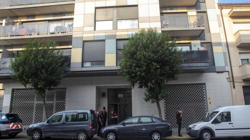 Els Mossos d'Esquadra custodiant l'edifici on han passat els fets