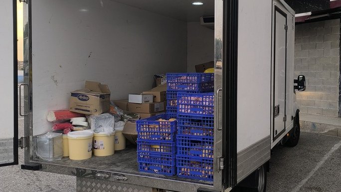 El vehicle que transportava diversos productes alimenaris que s'havien fet malbé
