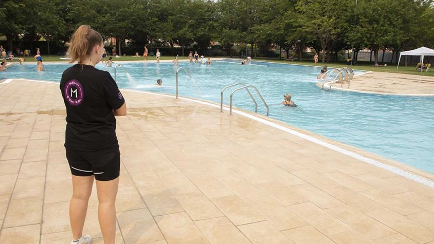 Una vigilant a les piscines de Tàrrega el passat 17 d'agost