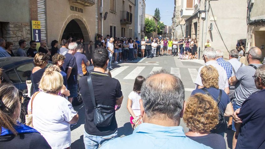 Un centenar de persones, entre familiars, amics i veïns, van participar en l’acte de record al Juan
