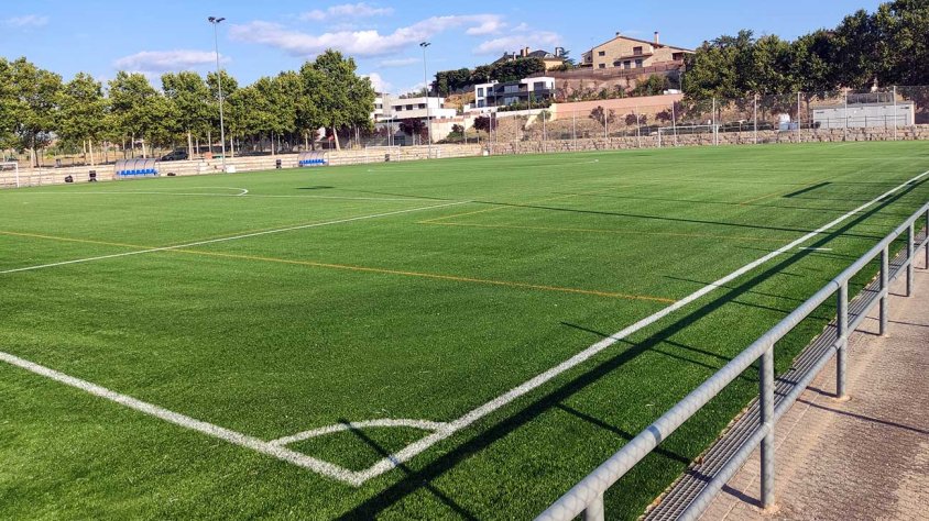 El camp annex, de nou a punt una vegada ja instal·lada la nova gespa artificial