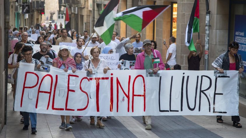 La manifestació pel carrer Agoders