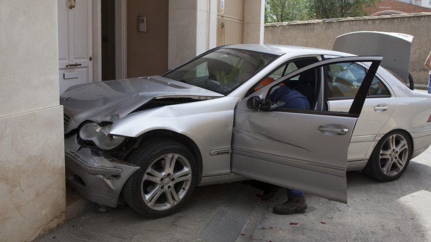 El cotxe va xocar contra un portal del carrer Sant Eloi