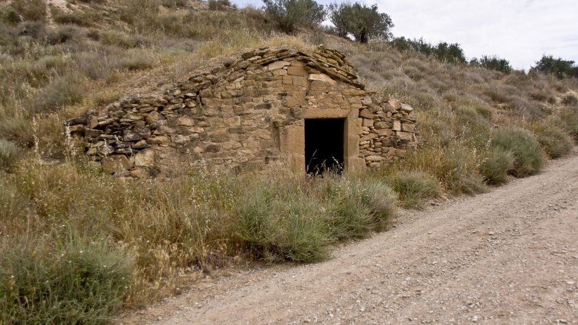 Camí de Paupaterres amb una antiga cabana de pedra seca