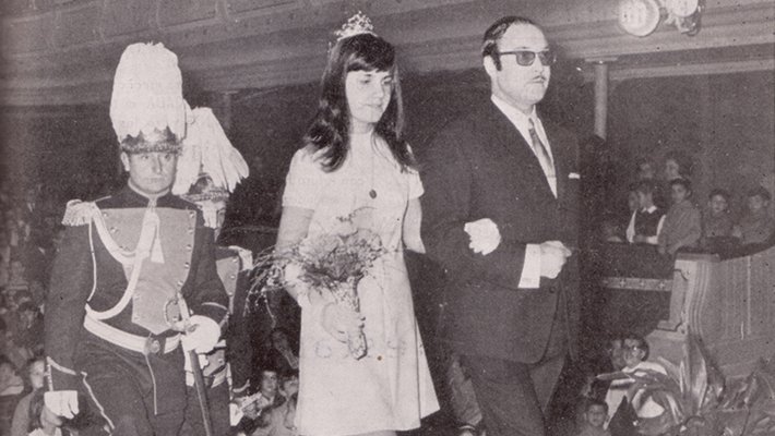 La Reina dels Jocs, M. Alba Boixaderas, acompanyada del president del Jurat, Antoni Romeo, fent entrada a l'escenari de l'Ateneu