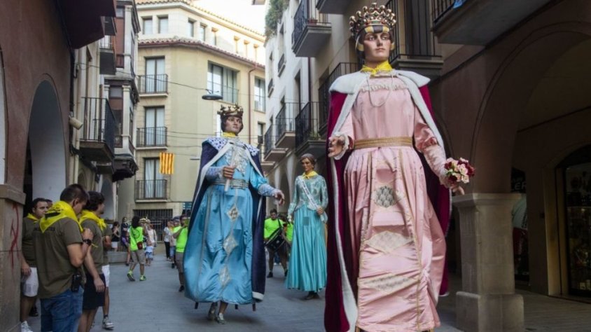 Els gegants Reis van tornar a sortir en la cercavila de la vigília ahir a la tarda després de sis anys