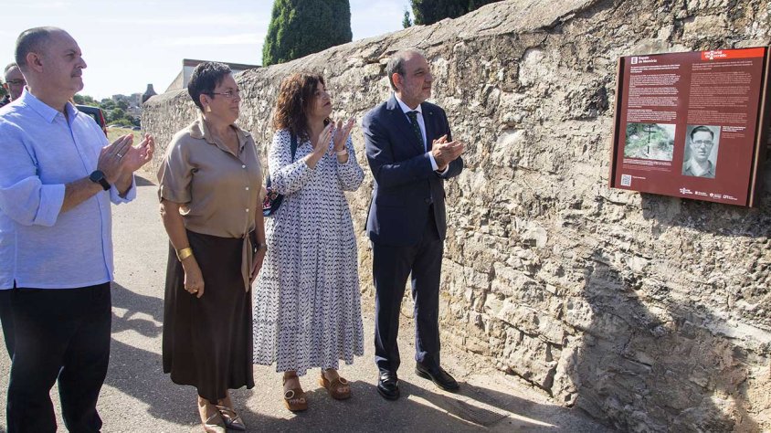 Descobriment de la placa commemorativa en record del sodat republicà Julio Lizana