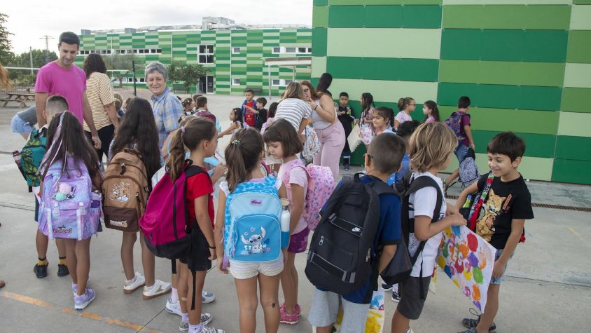 Alumnat de l'escola Maria Mercè Marçal al pati del centre