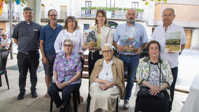 Tres de les quatre germanes amb representants de l'Ajuntament, la parròquia i els Amics de Sant Pere Claver