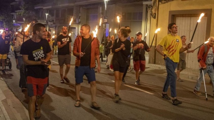 Mig centenar de persones van recórrer ahir a la nit els carrers de Tàrrega