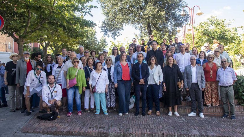 Foto de grup davant  el monument dedicat als Màrtirs del 1714