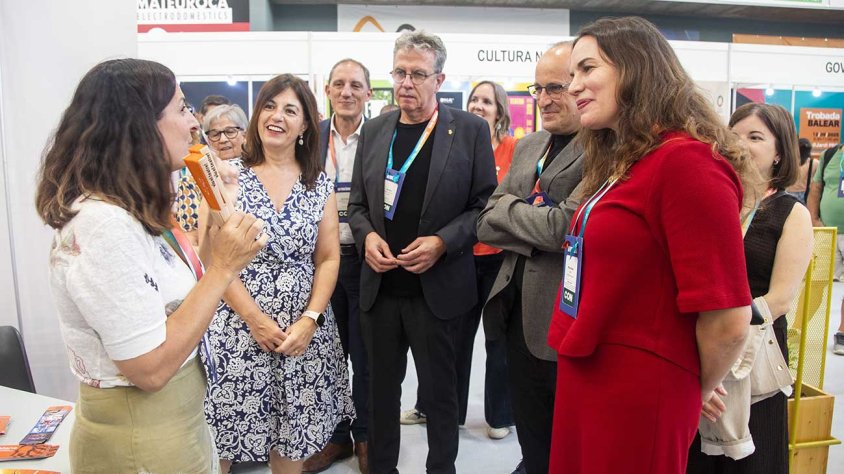 Les autoritats van visitar ahir els professionals a la Llotja