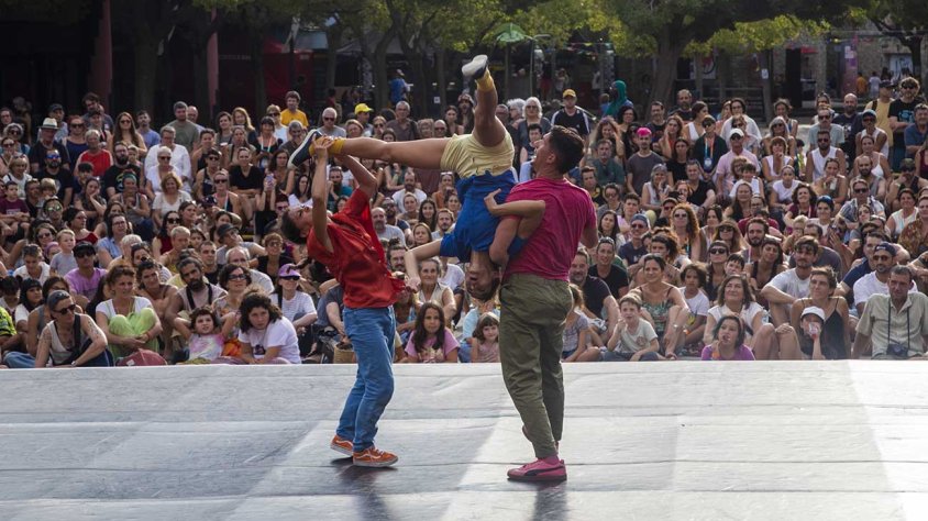 La dansa contemporània de la companyia Elelei va concentrar l’atenció del nombrós públic que va abarrotar ahir a la tarda la plaça de les Nacions