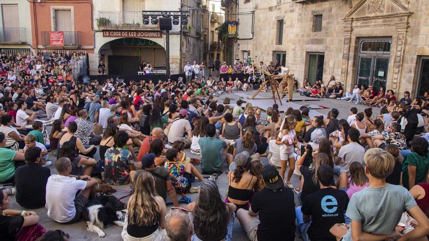 La plaça Major, plena de públic ahir a la tarda