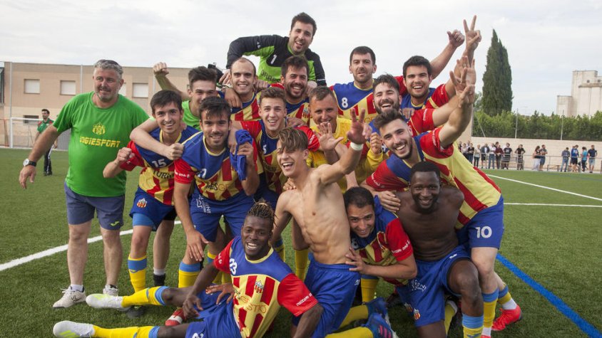 Els jugadors del Bellpuig celebrant l'ascens