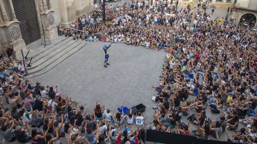La plaça Major, plena de gom a gom dissabte a la tarda