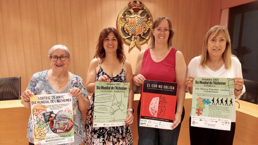 Representants de l'AFATC amb l'alcaldessa i la regidora d'Acció Social