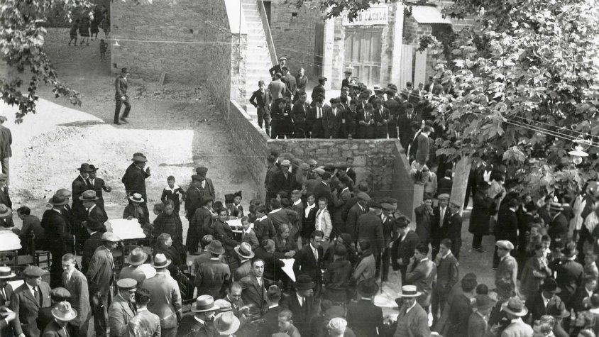 Exteriors del Teatre Ateneu amb públic i cantaires de l'Orfeó Català i Orfeó Nova Tàrrega el dia 9 d'octubre de 1927