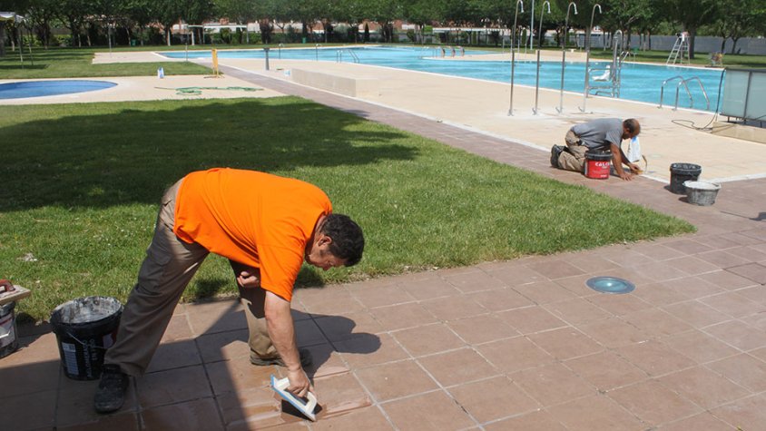 Tasques de manteniment al recinte de les piscines de Tàrrega