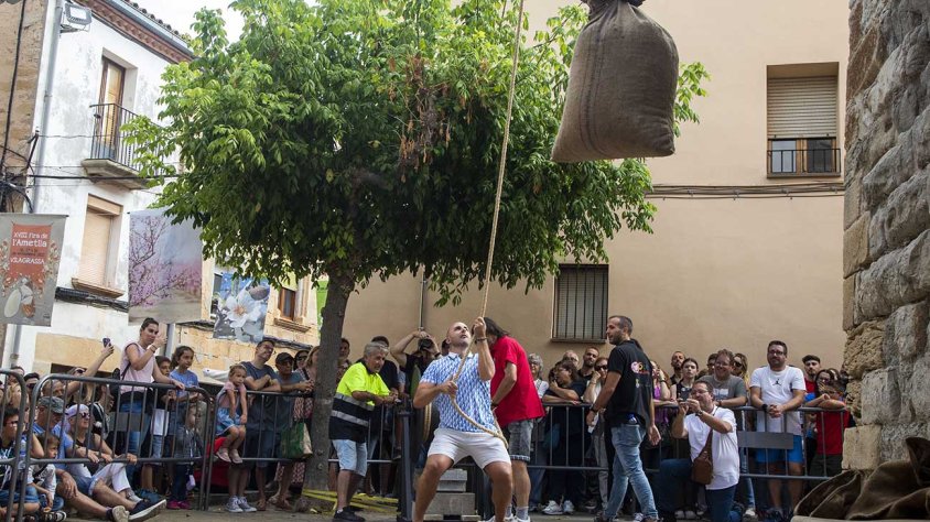 El concurs de pujar un sac d'ametlles amb corriola al campanar, un dels principals atractius