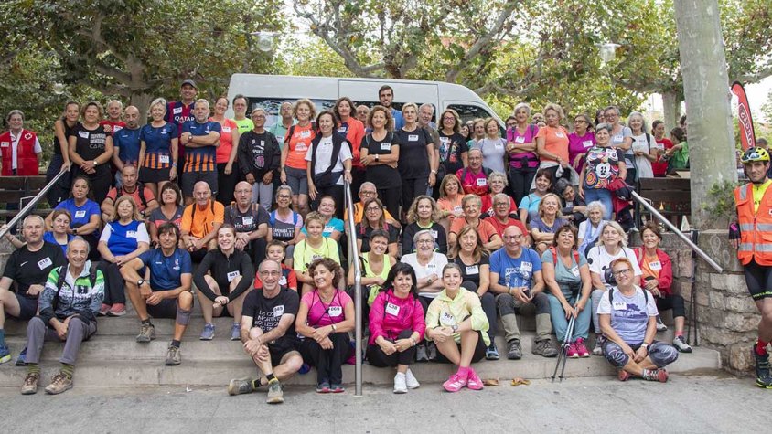 Foto de grup dels participants en la caminada solidària ahir diumenge