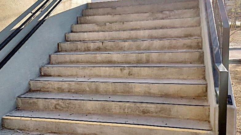 Imatge de les escales d'accés des de l'aparcament