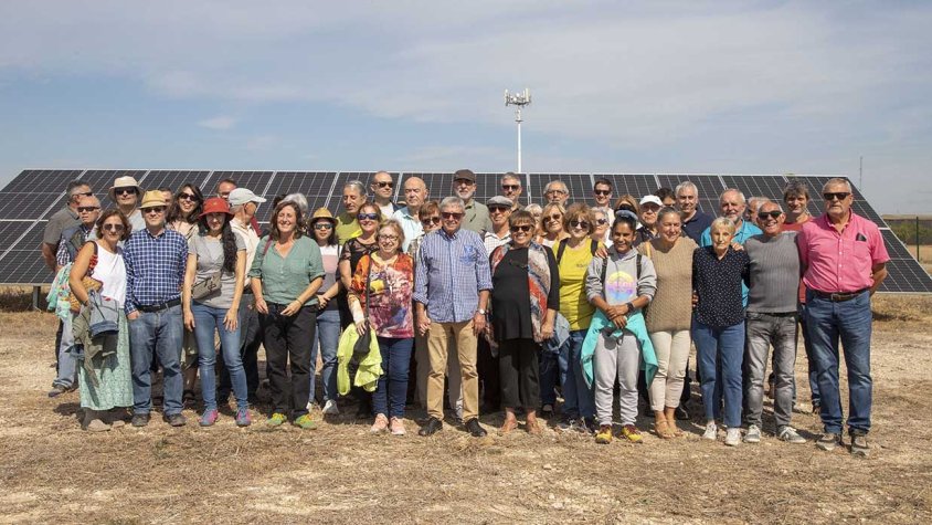 Foto de grup dels participants en la inauguració de la planta de Som Energia