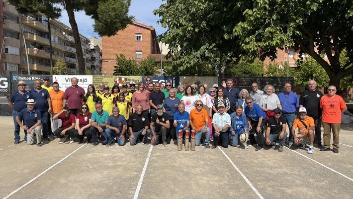 Foto de família per inaugurar les noves pistes de bitlles, al Parc Esportiu
