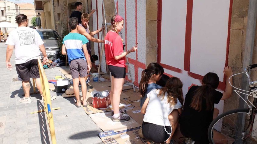 Joves targarins en una acció de voluntariat dins el marc de l'Estiu Jove en una imatged'arxiu