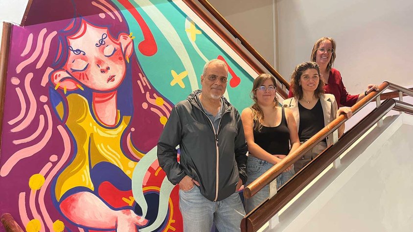 Nou mural al vestíbul obra de dues alumnes de l'Escola d'Art Ondara
