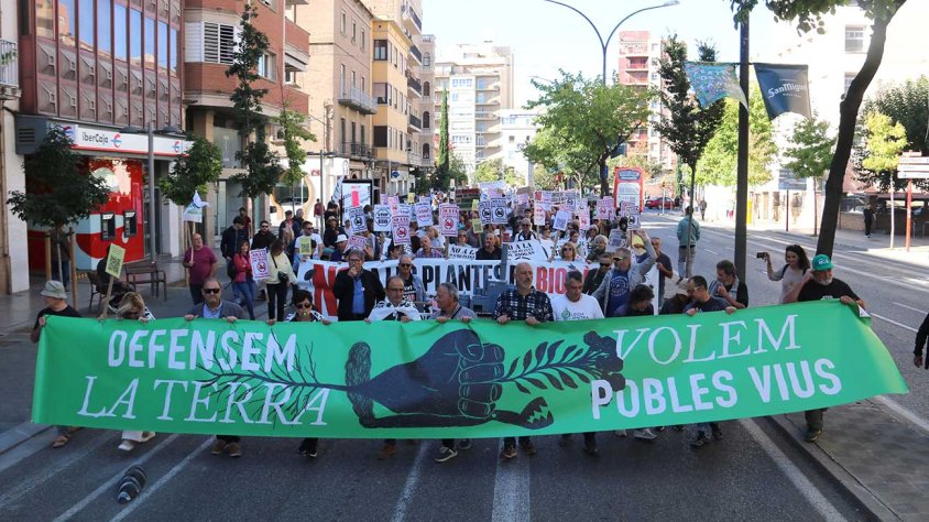 Manifestació contra els macroprojectes energètics a Lleida