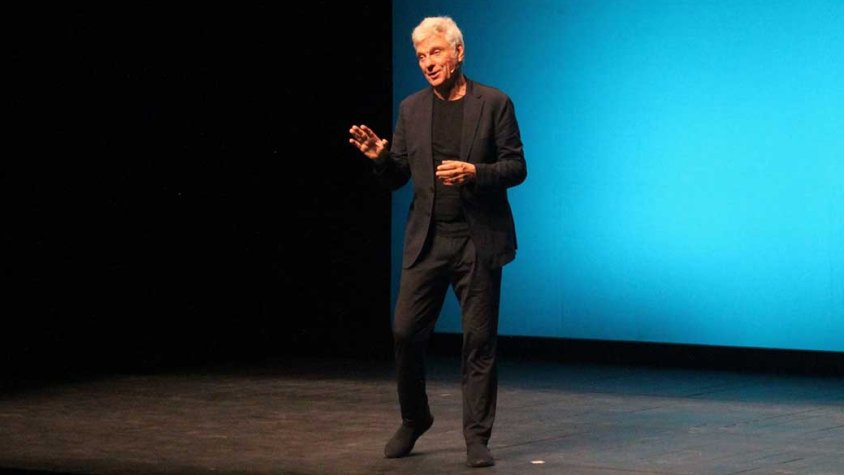 Carles Sans en la seva actuació al Teatre Ateneu