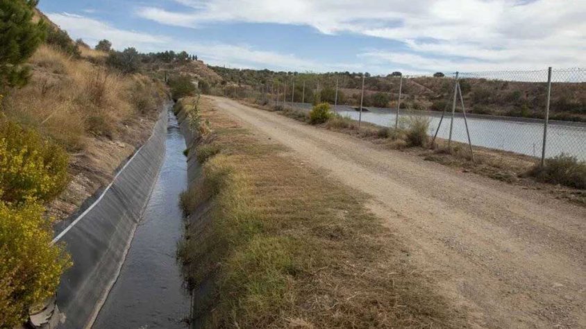 Part del canal revestit i d’una de les basses anomenades Paupaterres al terme de Tàrrega