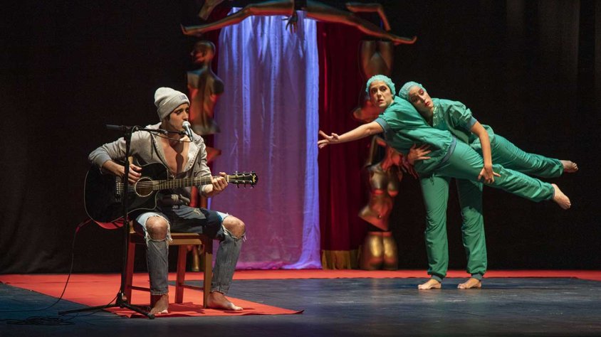 Un moment de l'obra de teatre 'Divina de la mort' a càrrec de la cia. Facòf