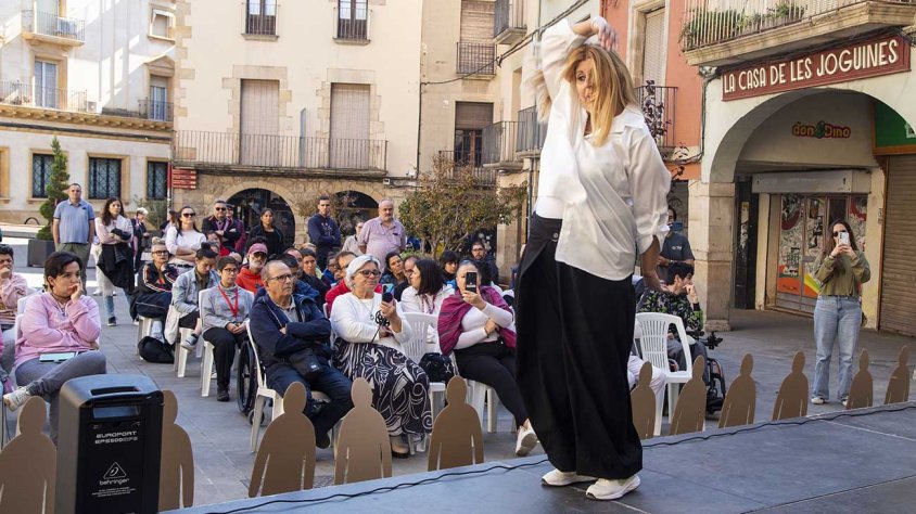 Un moment de la performance 'Balla la vida' d'Eva Saavedra