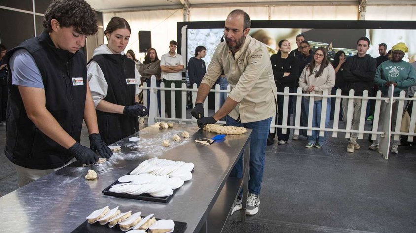 Un moment de la sessió d'elaborar Torró d'Agramunt amb Àngel Lluch