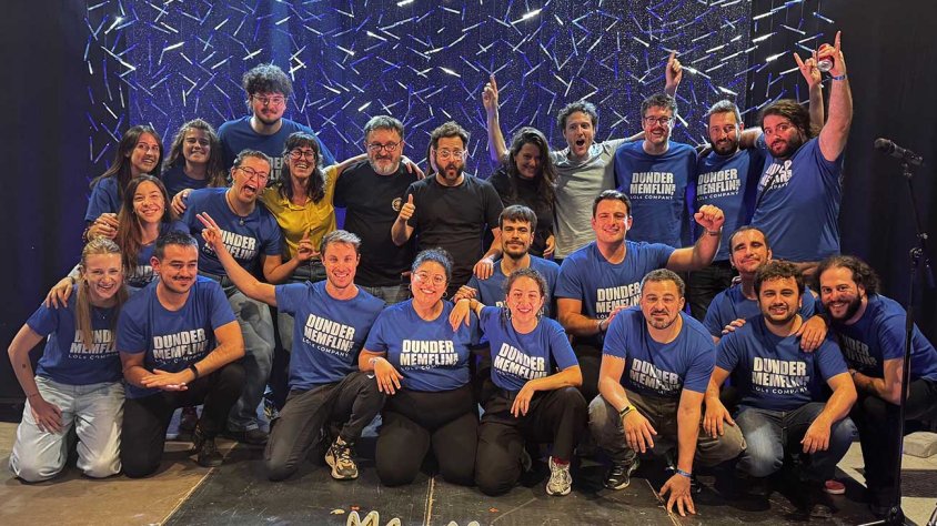 Els monologuistes de la Nit dels Monòlegs amb membres d’Agrat, organitzadors del festival